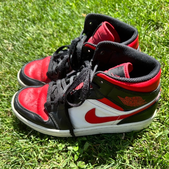 AIR JORDAN 1 MID - WHITE, BLACK, RED - SZ 9 - Picture 1 of 7
